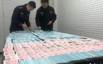 北京鐵警搗毀一制假窩點查獲假火車票2600余張(轉自中國新聞網) 北京鐵路警方8日通報稱,一個隱藏在出租房內制作假火車票的窩點日前被警方端掉,當場繳獲假火車票2600余張。 中新網北京12月8日電 (王海蛟)北京鐵路警方8日通報稱,一個隱藏在出租房內制作假火車票的窩點日前被警方端掉,當場繳獲假火車票2600余張。犯罪嫌疑人唐某已被北京鐵路警方刑事拘留。 據了解,為切實維護廣大旅客合法權益,嚴厲打擊涉票違法犯罪活動,確保2020年春運鐵路治安秩序良好,公安部鐵路公安局從2019年12月1日起,在全國鐵路公安機關啟動為期80天的打擊倒票“獵鷹-2020”戰役。 據北京鐵路公安處治安支隊相關負責人介紹,通過近一周的摸排調查工作,12月5日18時許,治安支隊在北京市豐臺區一平房內查獲一處制作假火車票窩點,當場抓獲嫌疑人唐某。據唐某交代,他是通過在互聯網某網站發布消息進行招攬,然后再根據客戶要求制作販賣用于報銷的假火車票,每張收費25元至35元不等。隨后,民警又在出租房內查獲制假工具,以及制作的半成品假火車票2500余張、已經制作完成的假火車票130張。目前,該嫌疑人因涉嫌偽造有價票證罪,已被北京鐵路警方刑事拘留。 據悉,在“獵鷹-2020”戰役中,北京鐵路警方抽調專門警力組建“獵鷹小分隊”,部署警力加大利用互聯網進行倒賣火車票、以及利用他人身份信息囤積車票等不法行為,全方位擠壓涉票違法犯罪活動空間。(完)